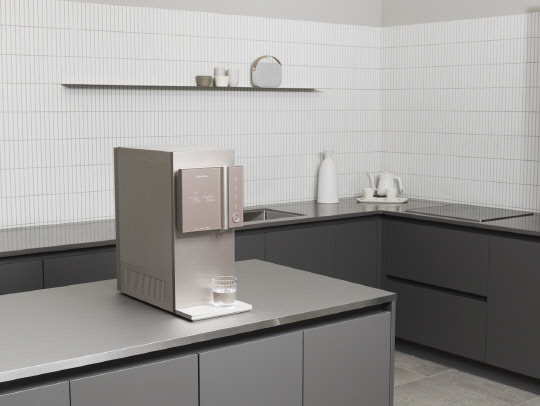 웅진코웨이가 2020년 전략 제품인 '한뼘 시루직수 정수기'를 출시하고, 프리미엄 직수 정수기 시장을 확대할 계획이다. <웅진코웨이 제공>